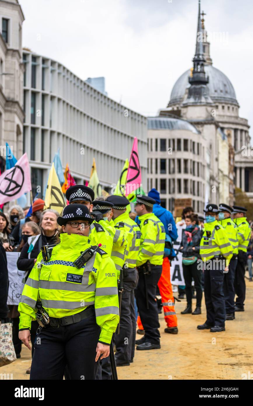 Protesta contro Lord Mayor Show, Rise and Rebel march, Extinction Rebellion, Londra, Regno Unito. 13 novembre 2021 Foto Stock