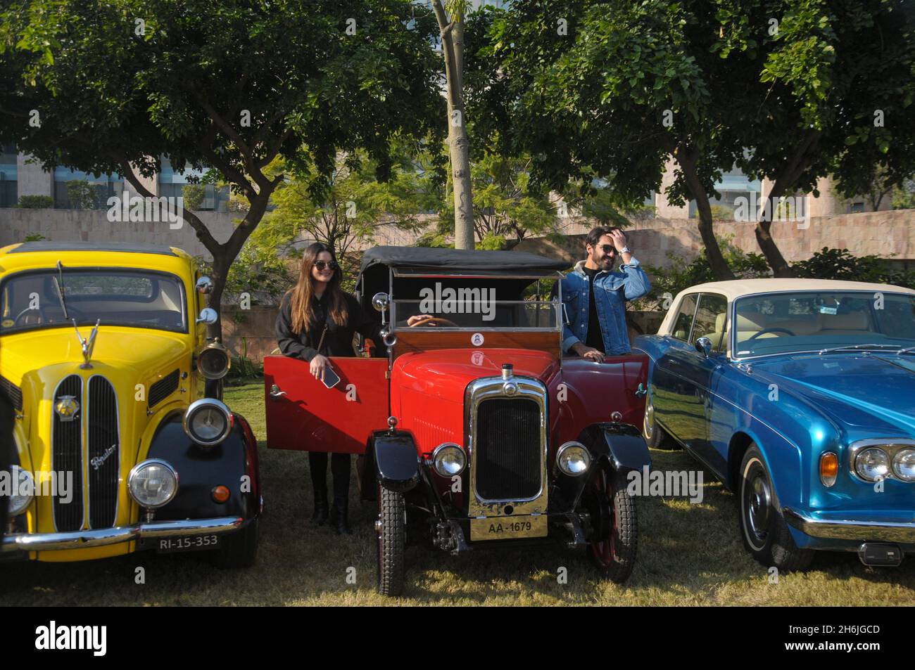 Auto d'epoca sono in mostra durante uno spettacolo organizzato dal Vintage and Classic Car Club del Pakistan a Islamabad, Pakistan, 16 novembre 2021. Più di Foto Stock