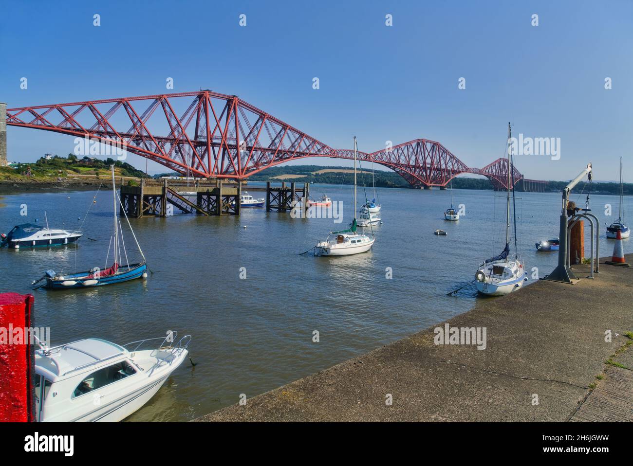 Iconico Forth Railway Bridge, affacciato a sud del vecchio molo di North Queensferry, Fife e Kinross, Scozia, regno unito Foto Stock