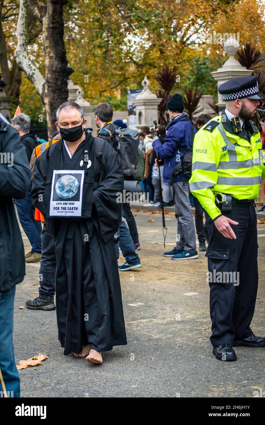 Monaco a piedi nudi, protesta contro Lord Mayor Show, Rise and Rebel march, Extinction Rebellion, Londra, Regno Unito. 13 novembre 2021 Foto Stock