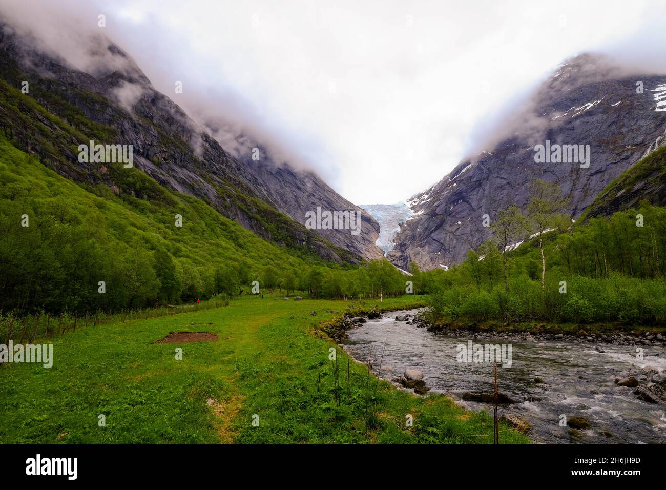 Dal ghiacciaio Briksdal scorre un torrente glaciale, Stryn, Vestland, Norvegia, Scandinavia, Europa Foto Stock