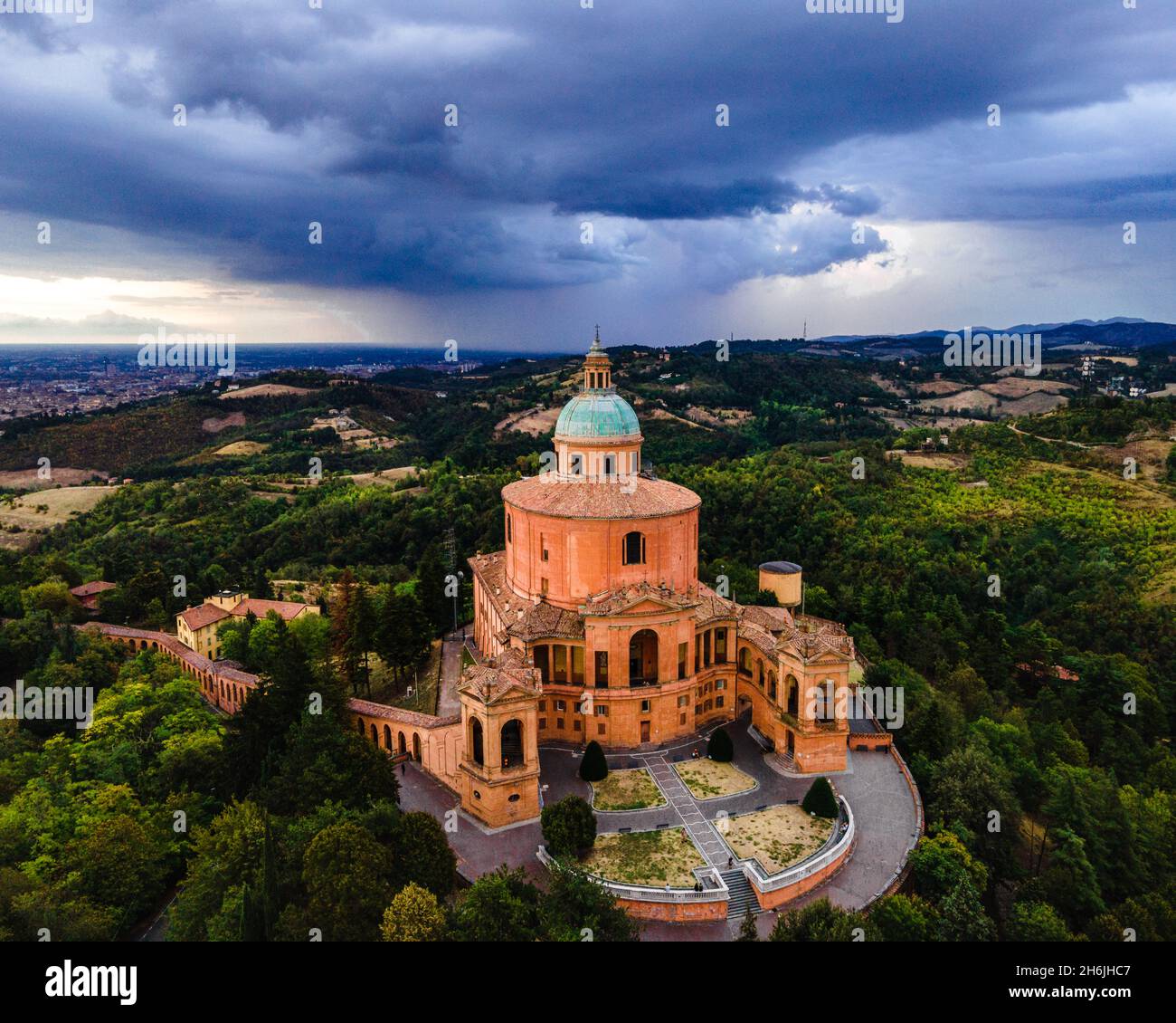 Santuario della Madonna di San Luca, simbolo di Bologna, al tramonto durante una tempesta, Bologna, Emilia Romagna, Italia, Europa Foto Stock