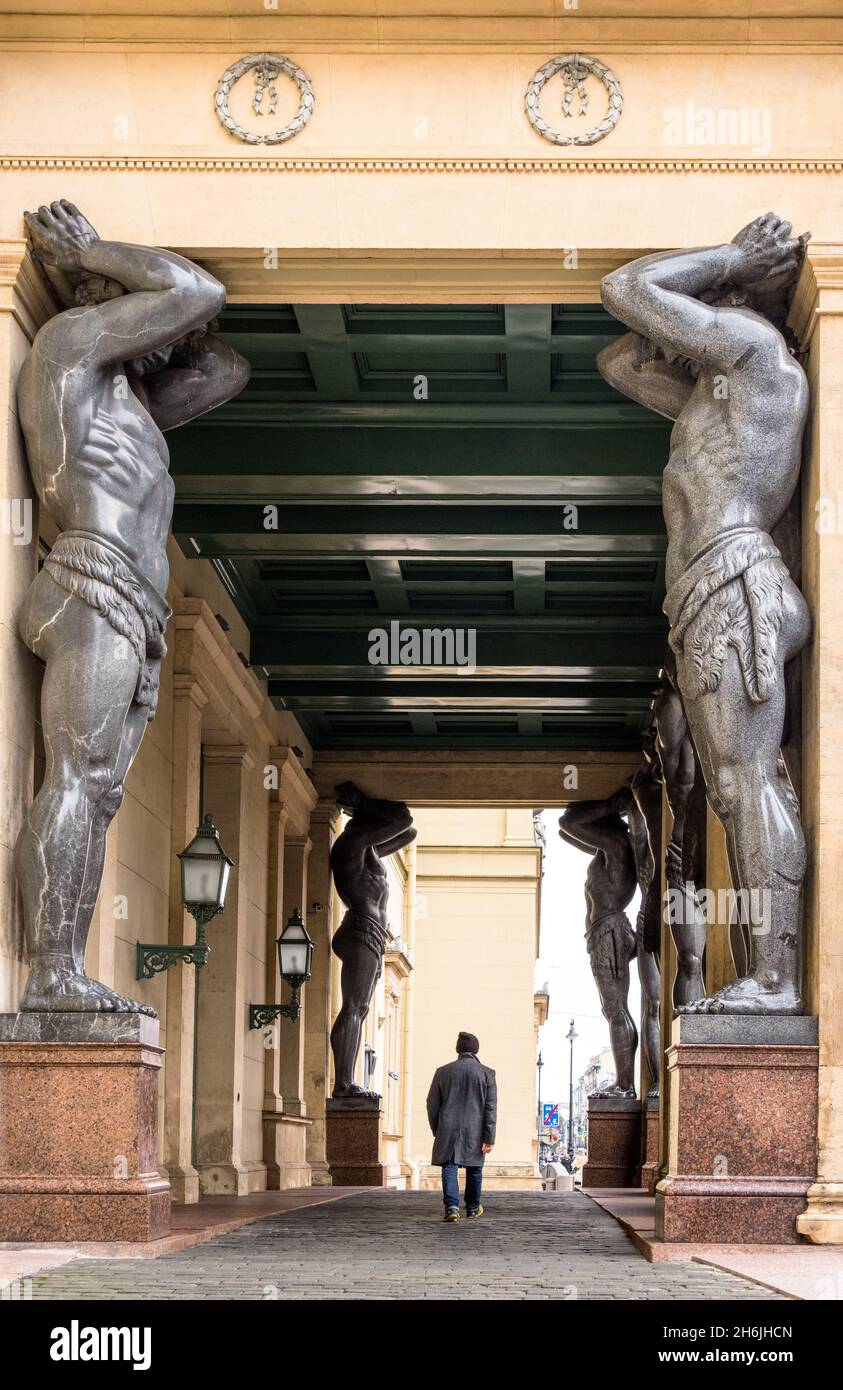 Atlantes, giganti di granito dello scultore Alexander Terebenev che sostiene il portico del nuovo Eremo, San Pietroburgo, Russia, Europa Foto Stock