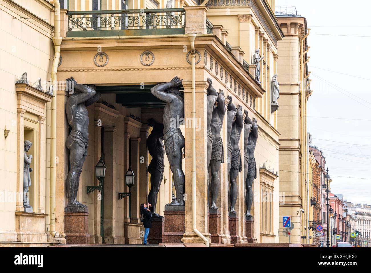 Atlantes, giganti di granito dello scultore Alexander Terebenev che sostiene il portico del nuovo Eremo, San Pietroburgo, Russia, Europa Foto Stock