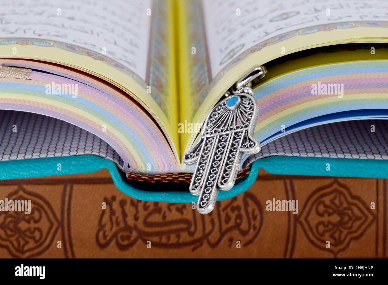 Apri il Sacro Corano con i simboli di HAMSA (mano di Fatima) della fede e della religione musulmana, Francia, Europa Foto Stock