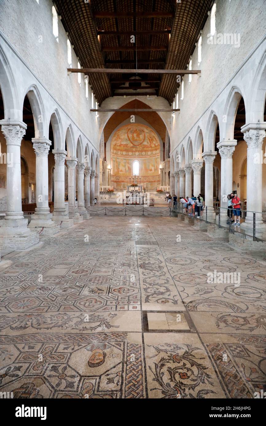 La navata, Basilica Patriarcale di Aquileia, Patrimonio dell'Umanità dell'UNESCO, Aquileia, Friuli Venezia Giulia, Italia, Europa Foto Stock