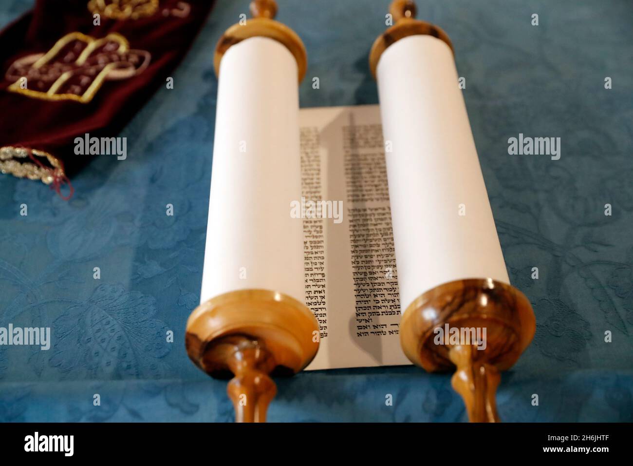 Torah scroll usato nel rituale della lettura di Torah durante le preghiere ebraiche, Italia, Europa Foto Stock