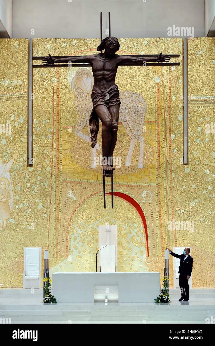 Statua di Gesù Cristo crocifisso su croce di Caterina Verde, Basilica della Santissima Trinità, Fatima, Centro, Portogallo, Europa Foto Stock