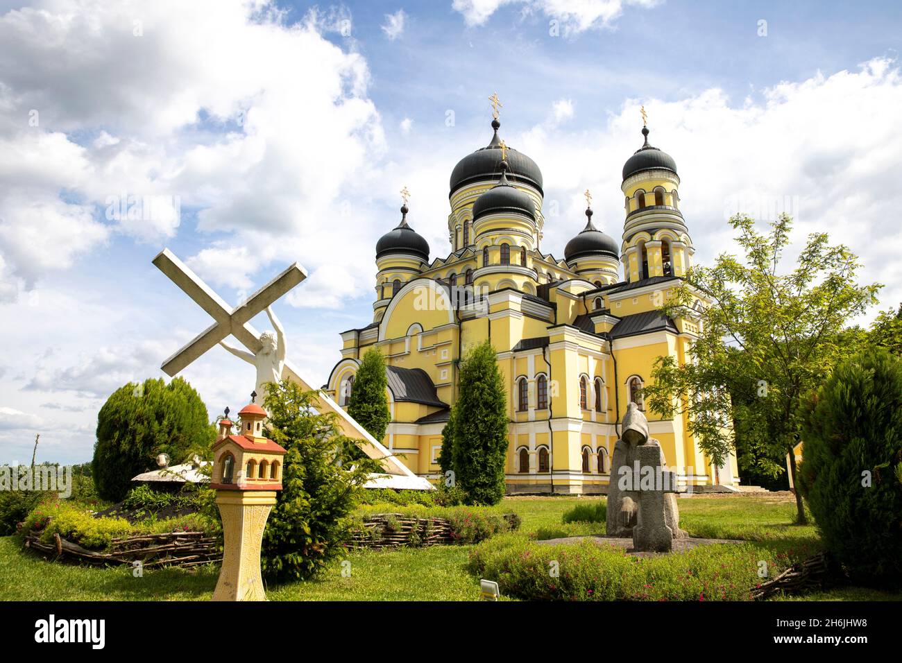 Giardino e chiesa del monastero di Hancu, Bursuc, Moldavia, Europa Foto Stock