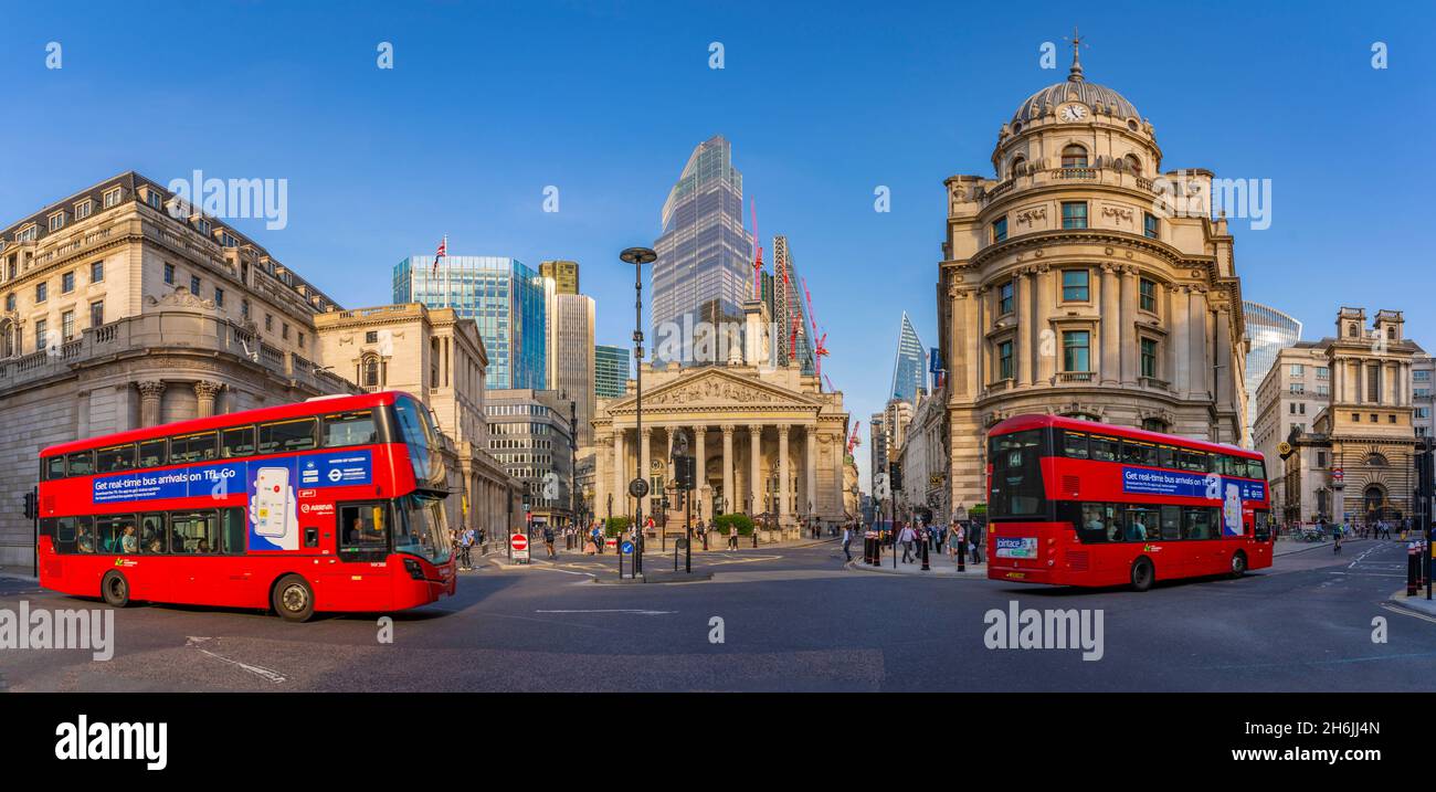 Vista degli autobus a due piani rossi e la Banca d'Inghilterra e Royal Exchange con la City of London sfondo, Londra, Inghilterra, Regno Unito, Europa Foto Stock