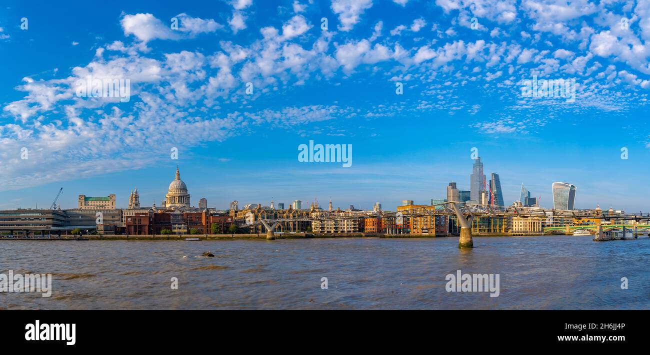 Vista della Cattedrale di St. Paul, del Tamigi e dello skyline della Citta' di Londra, Londra, Inghilterra, Regno Unito, Europa Foto Stock