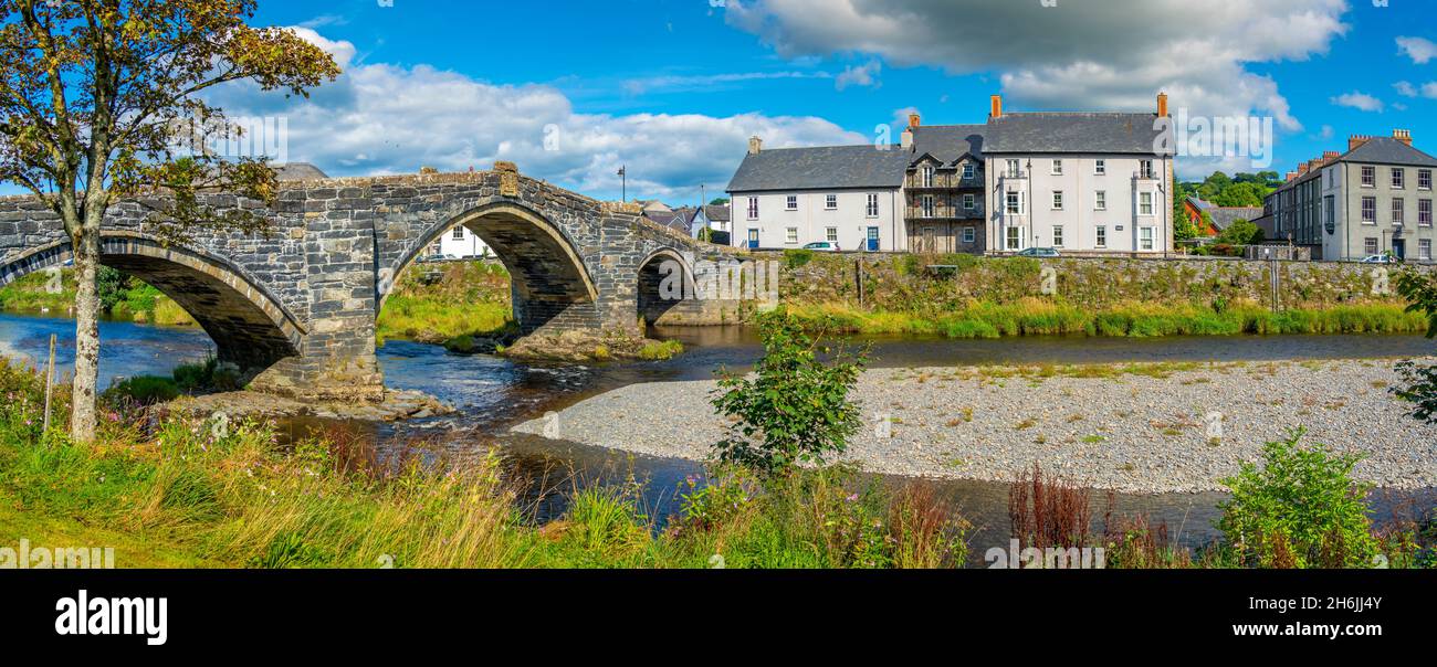 Vista di Pont Fawr (Inigo Jones Bridge) sul fiume Conwy e le case lungo il fiume, Llanrwst, Clwyd, Snowdonia, Galles del Nord, Regno Unito, Europa Foto Stock