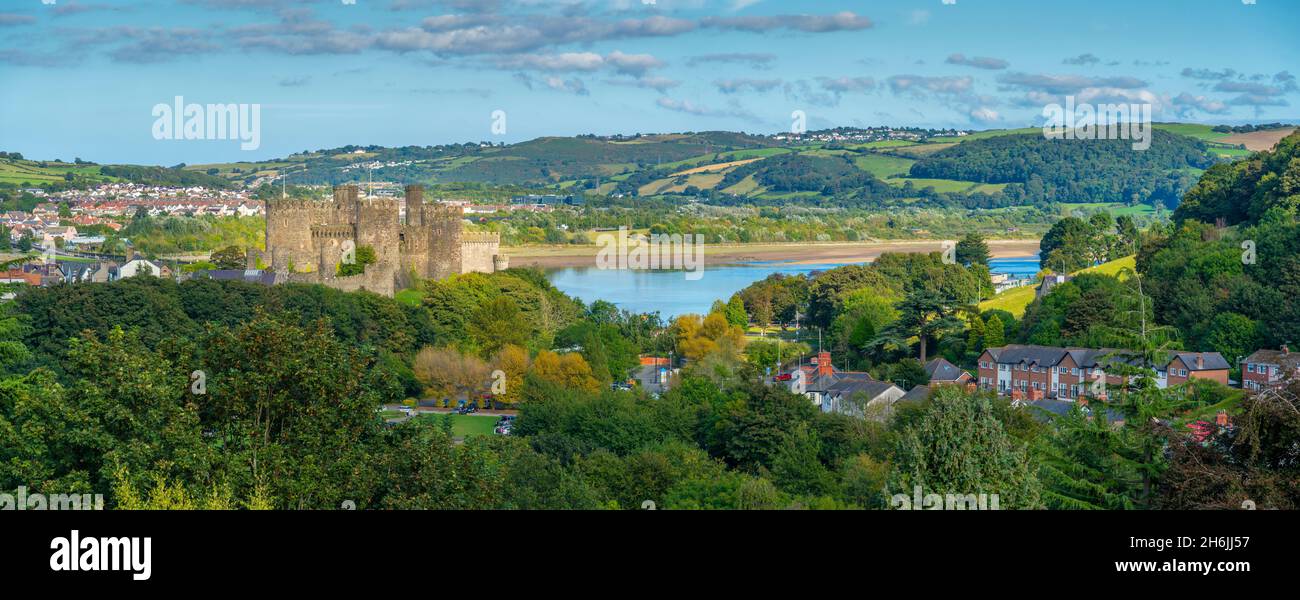 Vista elevata del castello di Conwy, patrimonio dell'umanità dell'UNESCO, e del fiume Conwy visibile sullo sfondo, Conwy, Gwynedd, Galles del Nord, Regno Unito, Europa Foto Stock