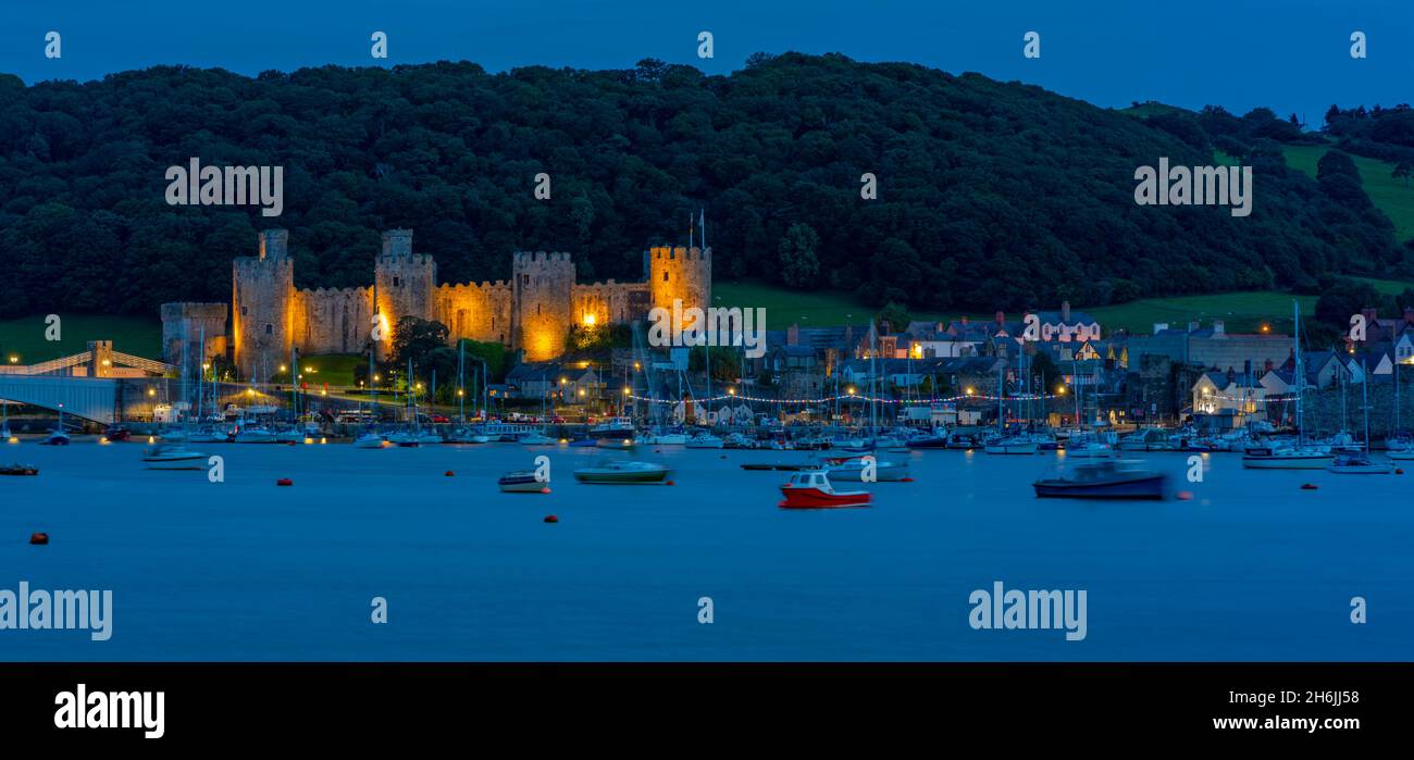 Vista del castello di Conwy, patrimonio dell'umanità dell'UNESCO, e del fiume Conwy al tramonto, Conwy, Gwynedd, Galles del Nord, Regno Unito, Europa Foto Stock
