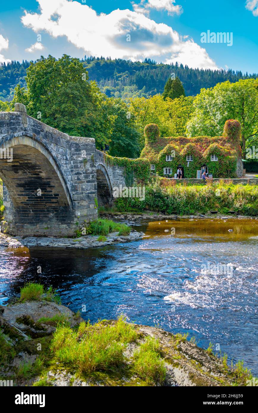 Vista di Pont Fawr (Inigo Jones Bridge) sul fiume Conwy e caffè, Llanrwst, Clwyd, Snowdonia, Galles del Nord, Regno Unito, Europa Foto Stock