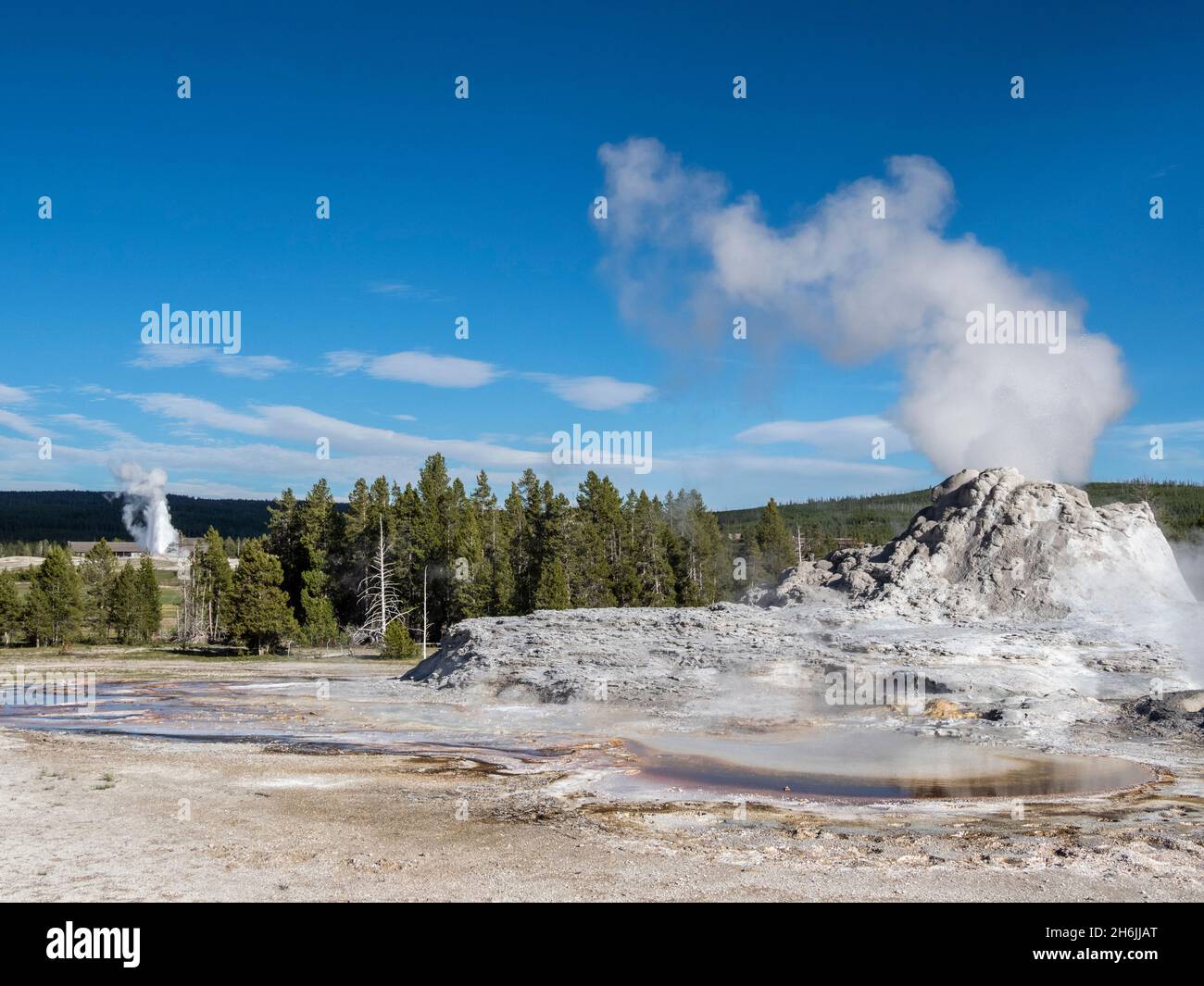 Castle Geyser in piena vapore, con i vecchi fedeli che eruttano dietro, nel parco nazionale di Yellowstone, sito patrimonio dell'umanità dell'UNESCO, Wyoming, USA Foto Stock