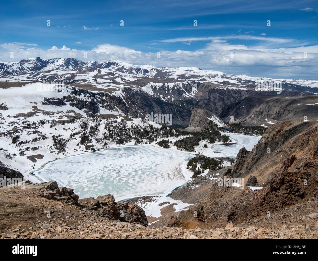 Montagne innevate e un lago ghiacciato vicino a Beartooth Pass, Wyoming, Stati Uniti d'America, Nord America Foto Stock