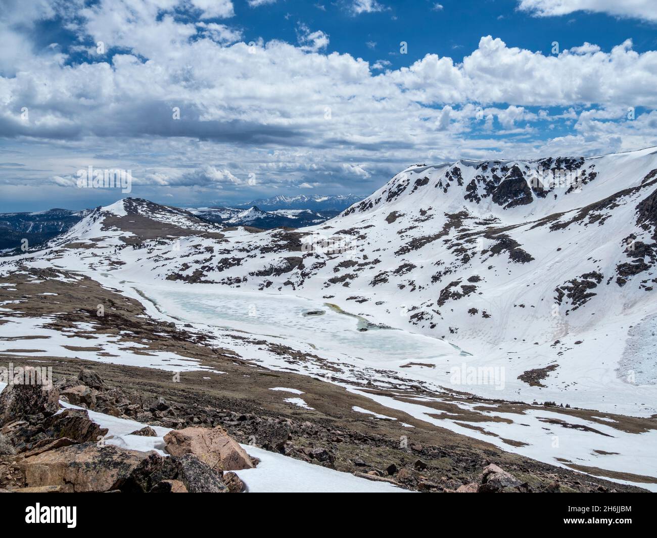 Montagne innevate e un lago ghiacciato vicino a Beartooth Pass, Wyoming, Stati Uniti d'America, Nord America Foto Stock