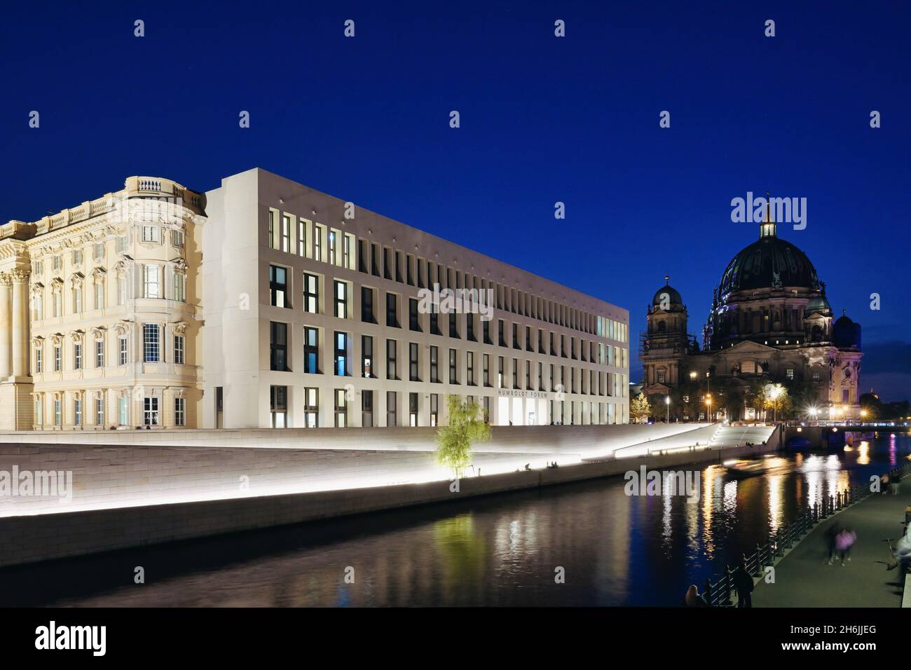 Il Palazzo di Berlino (Humboldt Forum) lungo il fiume Sprea, e Berliner Dom illuminato di notte, Unter den Linden, Berlino, Germania, Europa Foto Stock