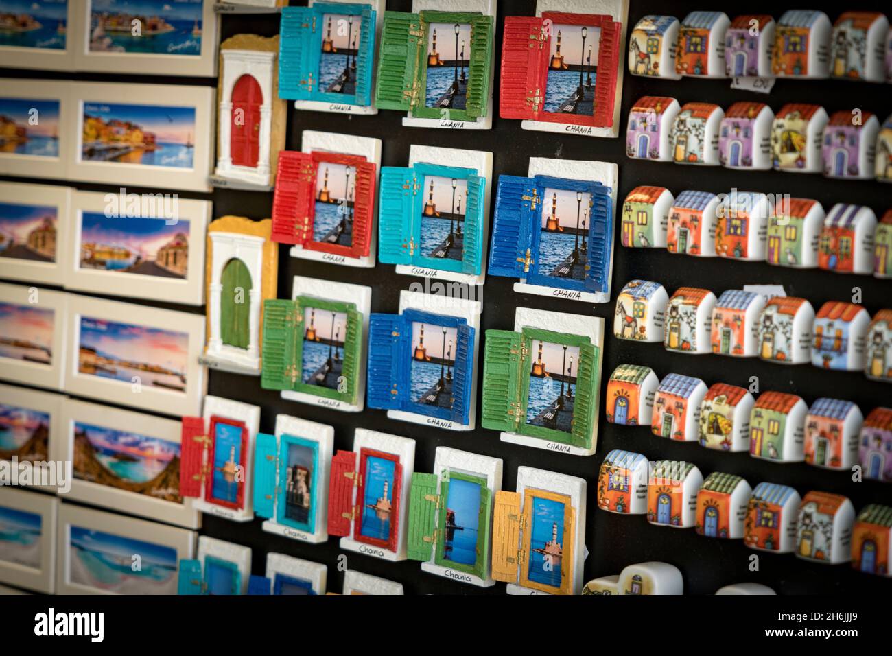 Souvenir a mano magnete per i turisti nei negozi della città vecchia di Chania, Creta, Isole Greche, Grecia, Europa Foto Stock