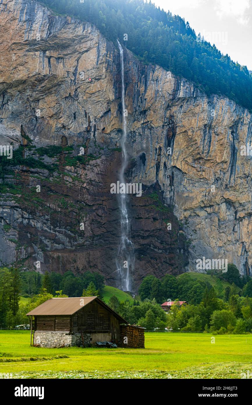 Cascata nella Valle di Lauterbrunnen, Oberland Bernese, Svizzera, Europa Foto Stock