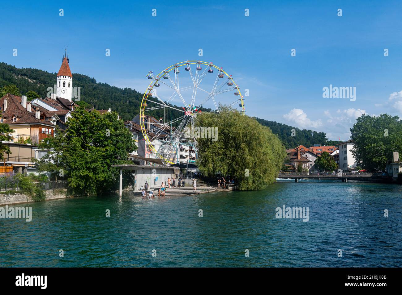 Il fiume Aare attraversa Thun, Canton Berna, Svizzera, Europa Foto Stock