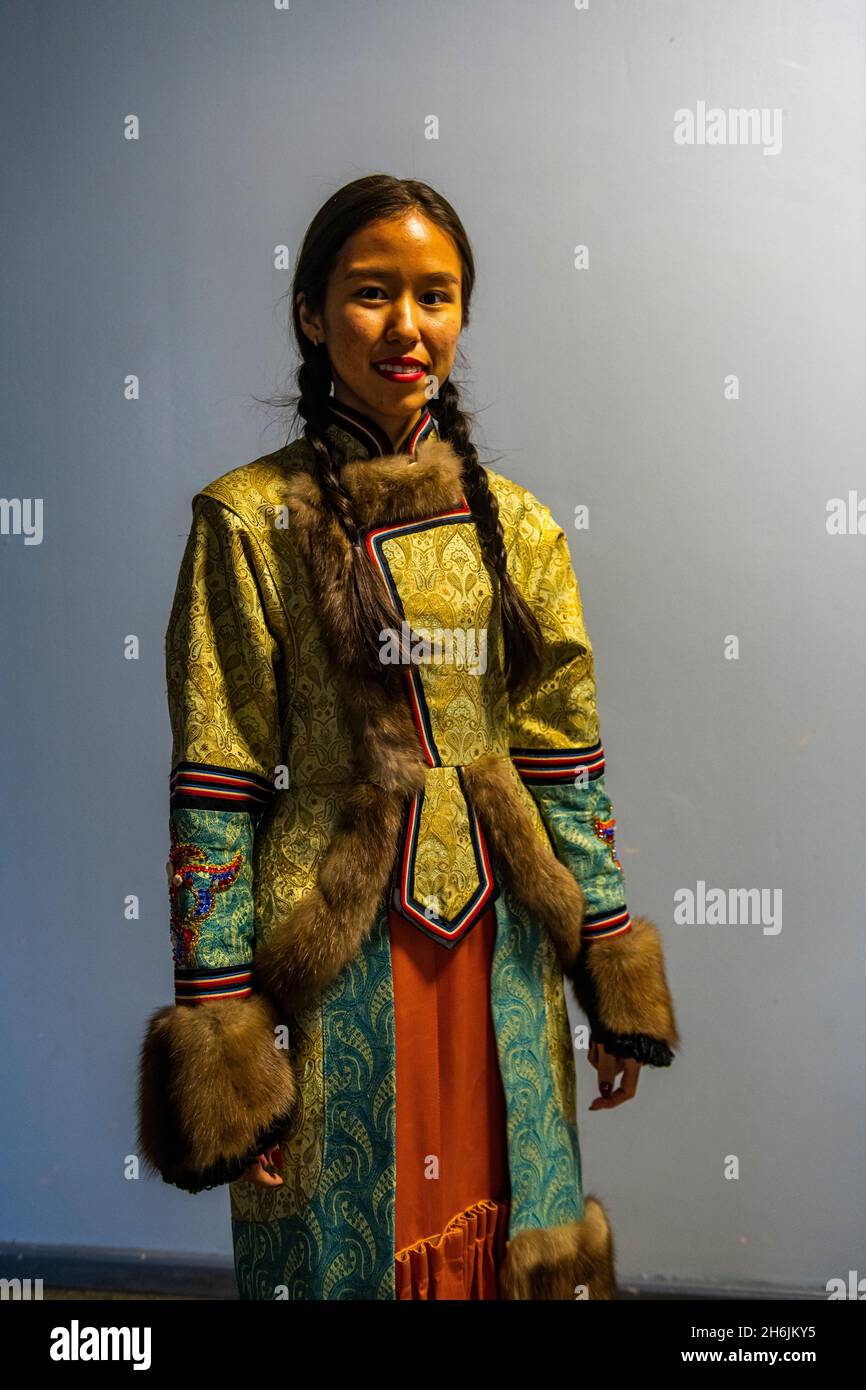 Donna tradizionale vestita Khakassian, Abakan, Repubblica di Khakassia, Russia, Eurasia Foto Stock