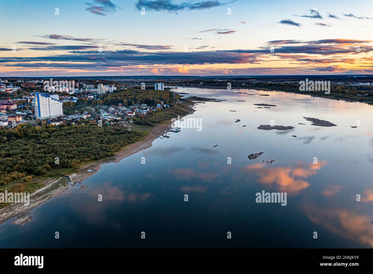 Riflessioni nuvole sul fiume Tom, Tomsk, Tomsk Oblast, Russia, Eurasia Foto Stock