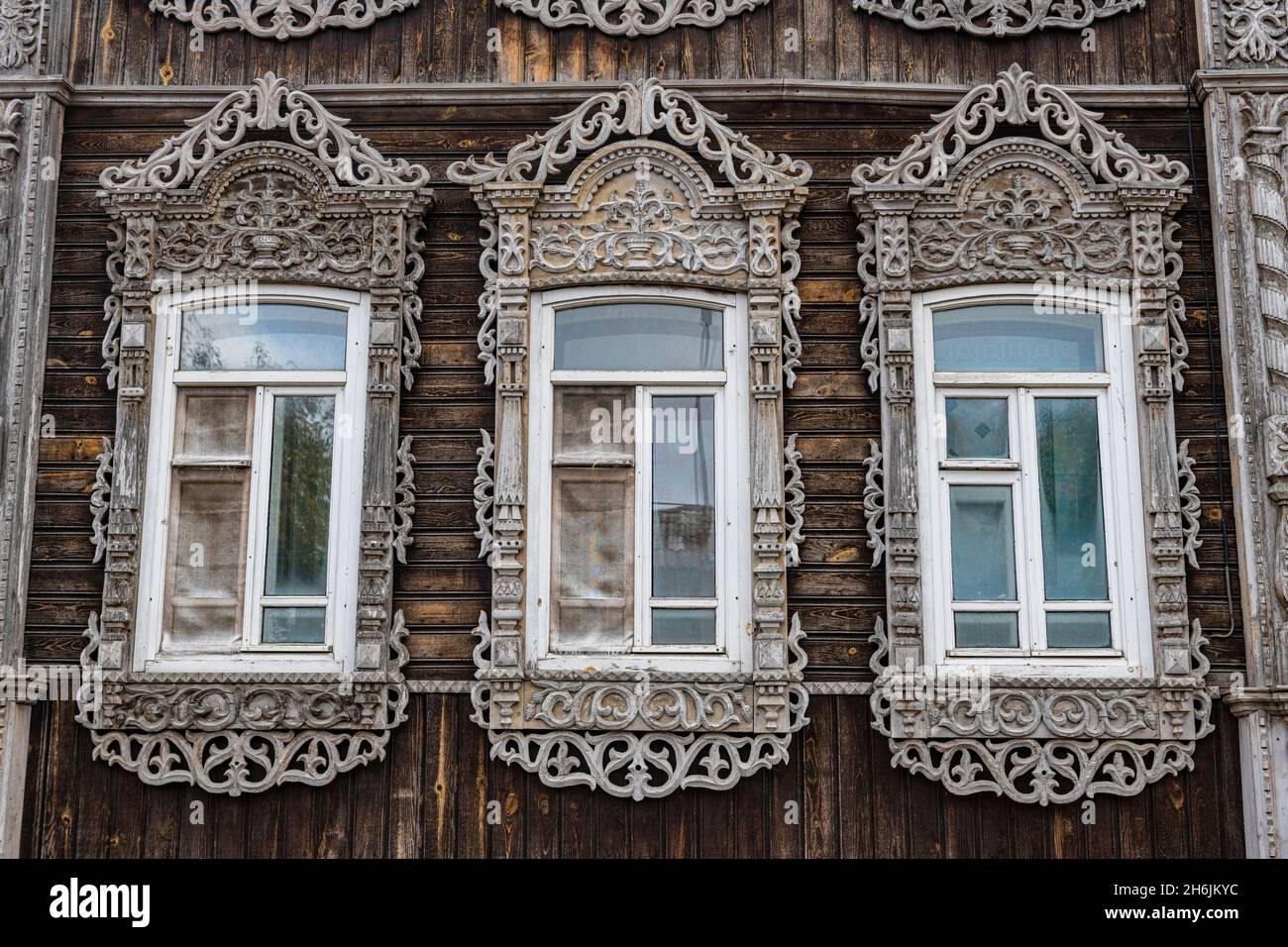 Belle finestre di legno, vecchia casa di legno, Tomsk, Tomsk Oblast, Russia, Eurasia Foto Stock