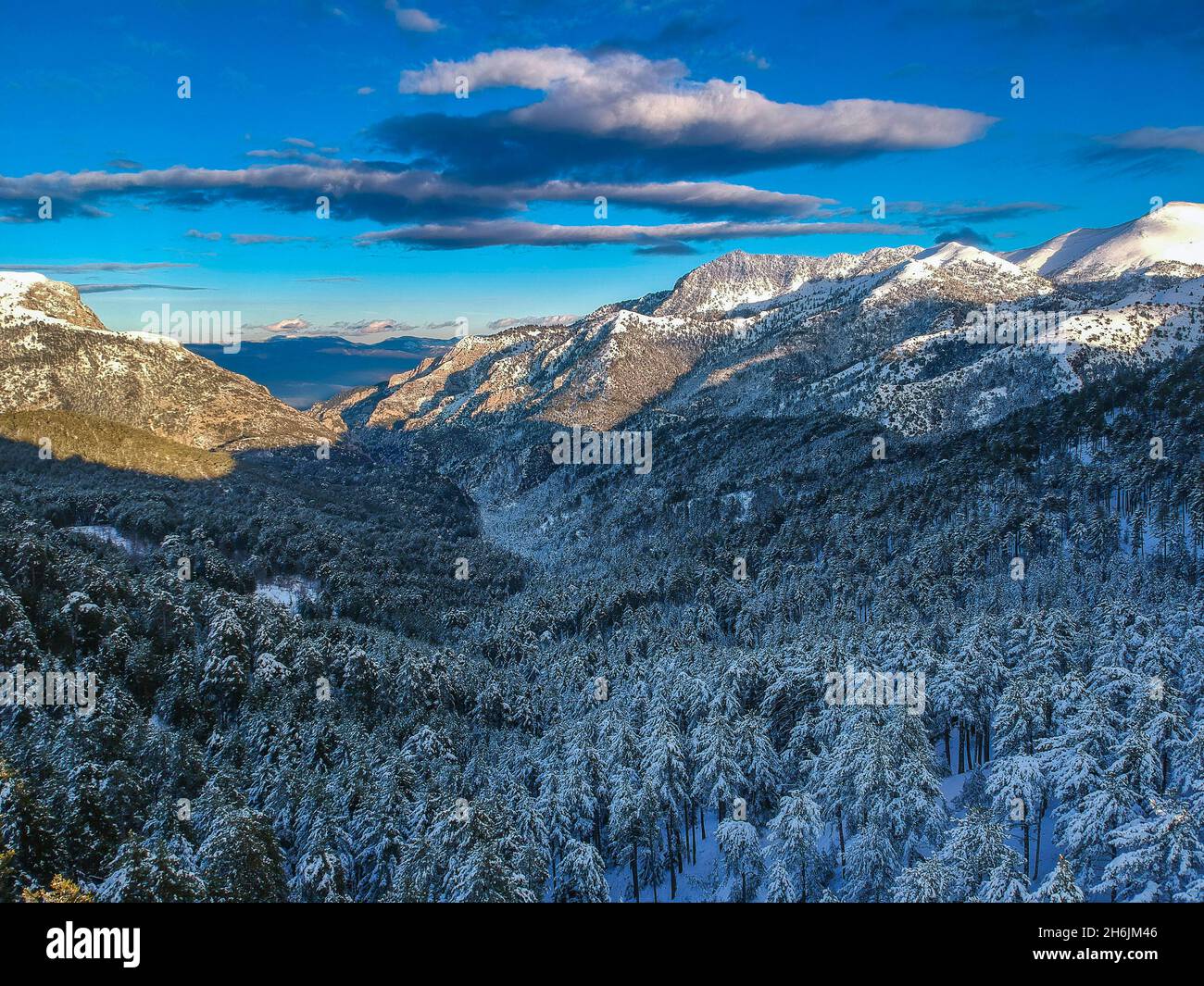 Vista aerea della montagna innevata di Taygetus (nota anche come Taaugetus o Taygetos) sopra l'unità Messenia nel Peloponneso, in Grecia. Incredibile scenario naturale di Foto Stock