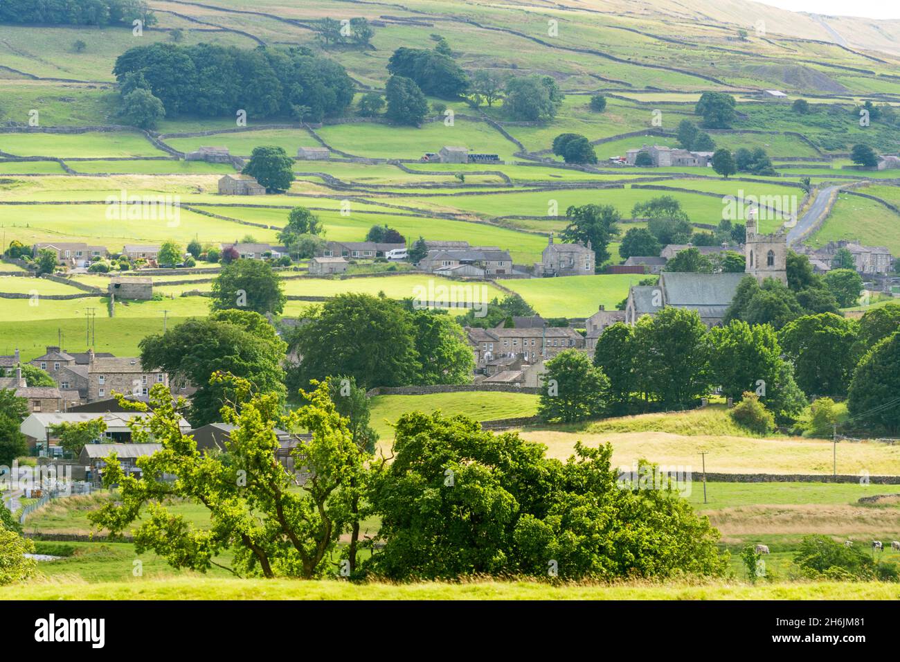 Hawes Market Town nell'alta Wensleydale a metà estate, Yorkshire Dales, Yorkshire, Inghilterra, Regno Unito, Europa Foto Stock