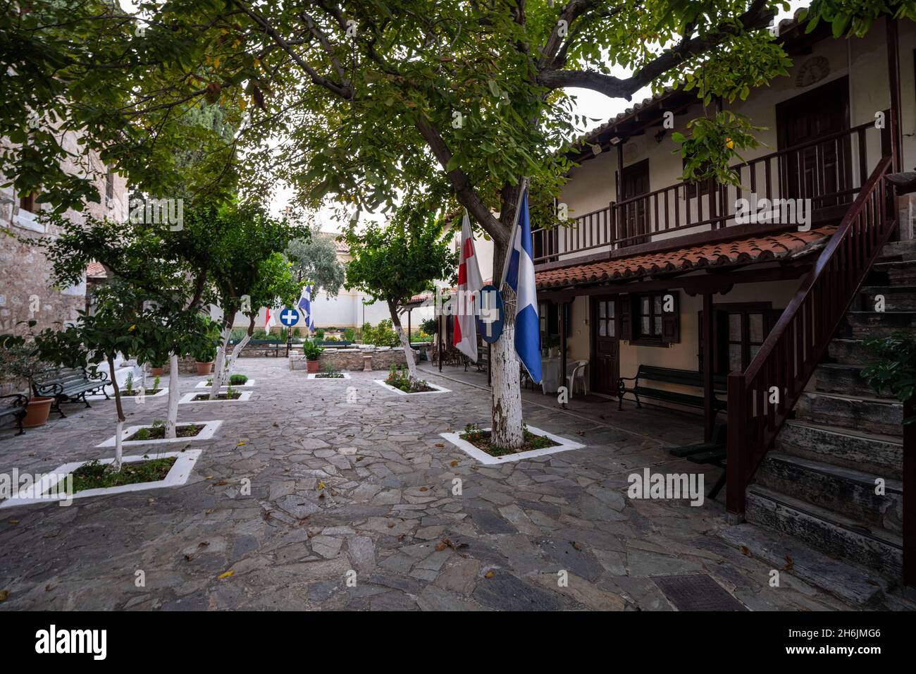 Atene, Grecia. 2021 novembre. Il cortile della Chiesa dei Santi Unmercenari di Kolokynthi - Metozion del Santo Sepolcro nel centesimo della città Foto Stock