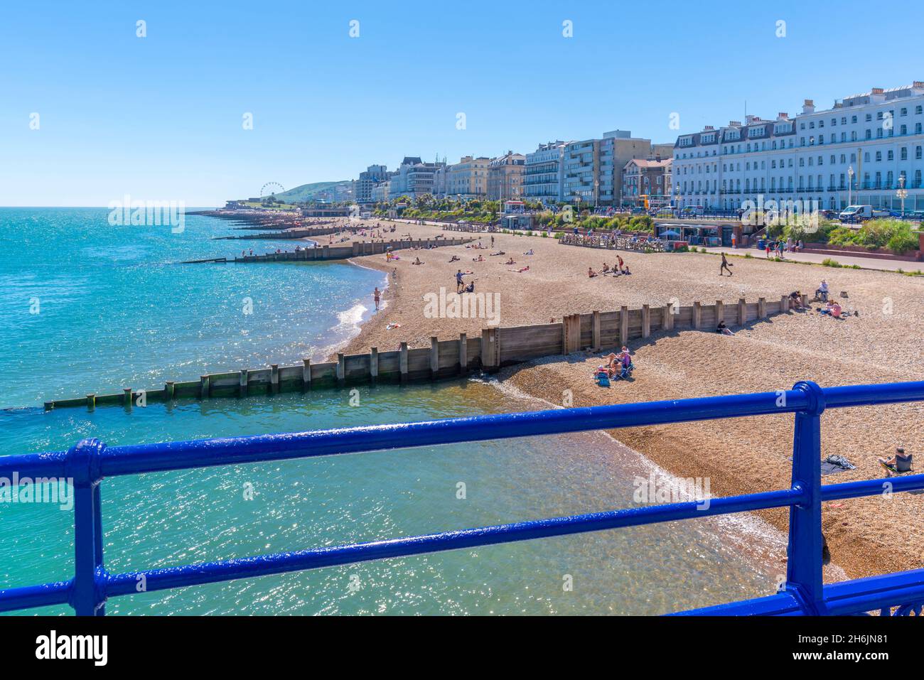 Vista degli hotel sulla spiaggia e sul mare dal molo di Eastbourne in estate, Eastbourne, East Sussex, Inghilterra, Regno Unito, Europa Foto Stock