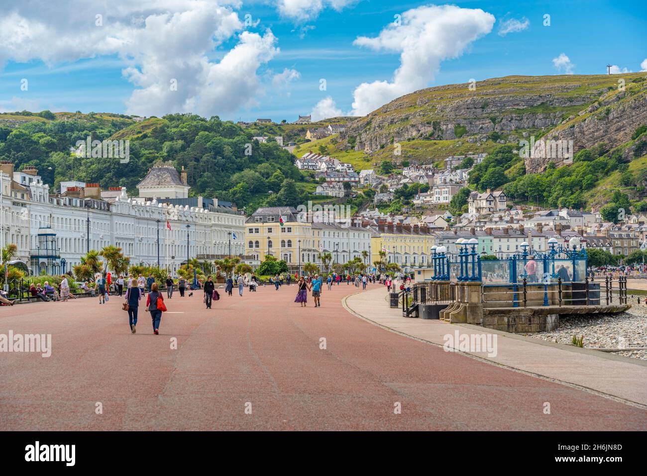 Vista di Llandudno e del Grande Orme sullo sfondo da Promenade, Llandudno, Contea di Conwy, Galles del Nord, Regno Unito, Europa Foto Stock
