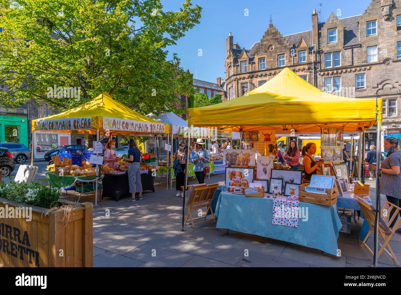 Vista delle bancarelle di Grassmarket, Edimburgo, Lothian, Scozia, Regno Unito, Europa Foto Stock