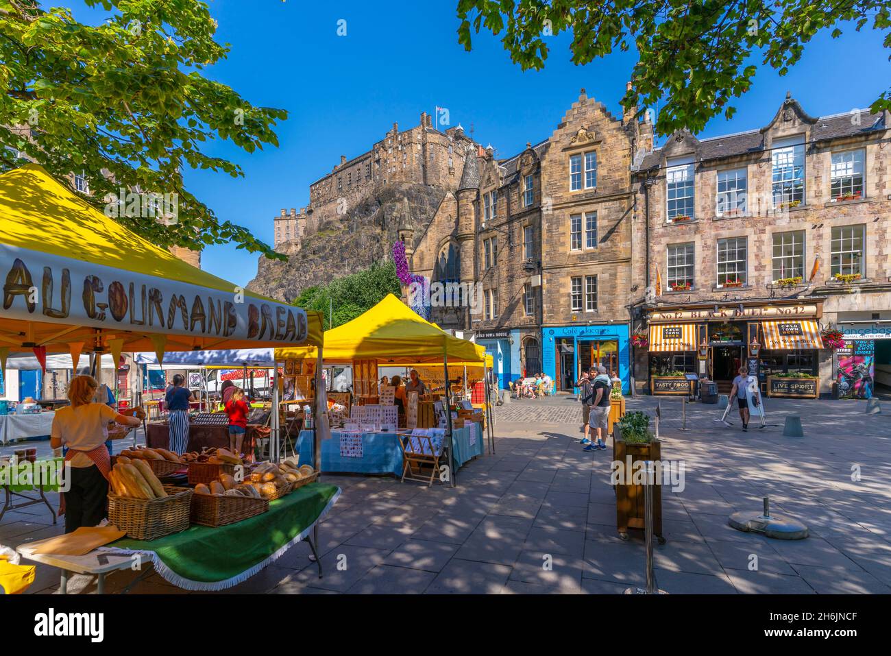 Vista delle bancarelle del mercato di Grassmarket, vista sul Castello di Edimburgo, Edimburgo, Lothian, Scozia, Regno Unito, Europa Foto Stock