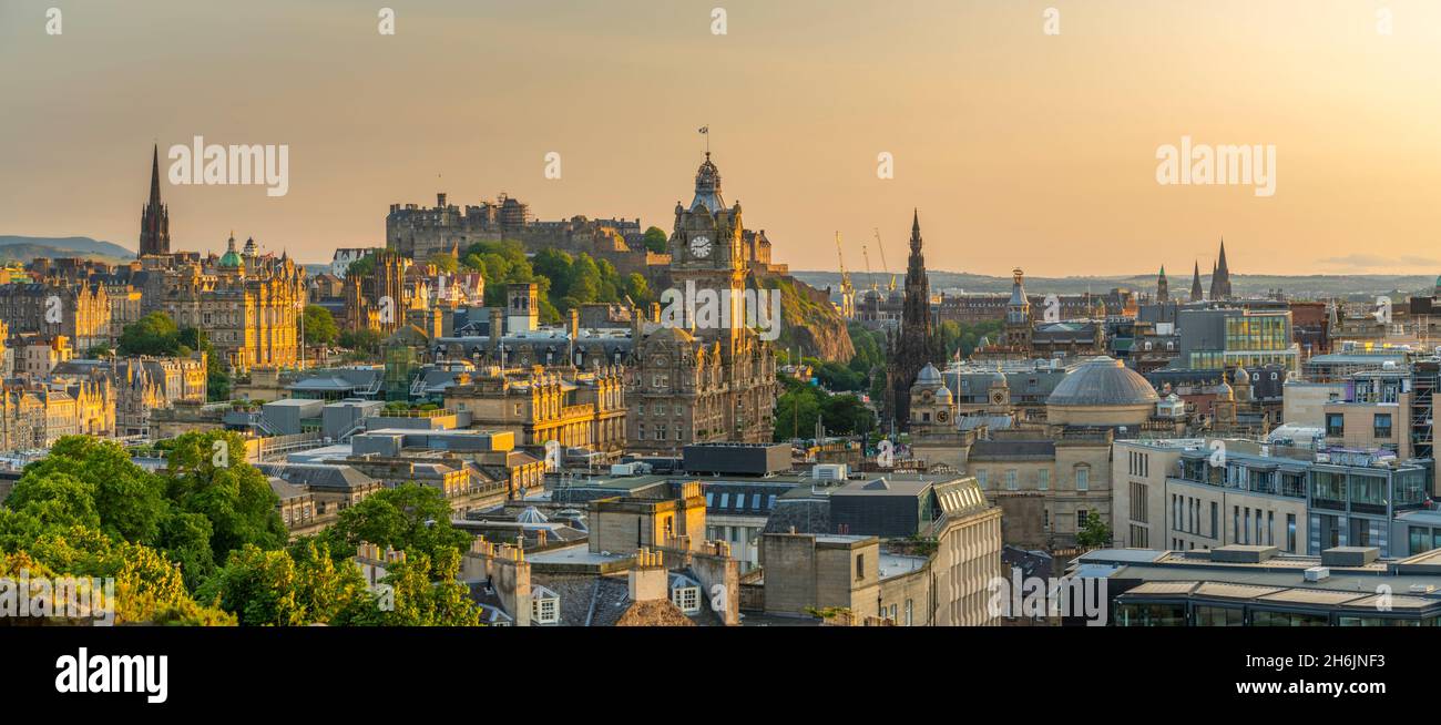 Vista del Castello di Edimburgo, del Balmoral Hotel e dello skyline della città da Calton Hill all'ora d'oro, Edimburgo, Lothian, Scozia, Regno Unito, Europa Foto Stock