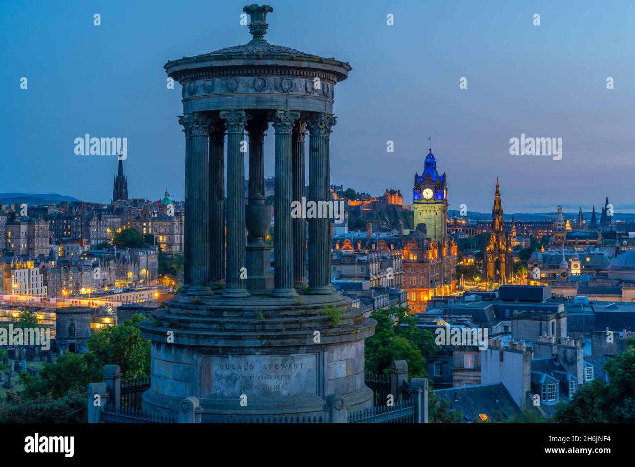 Vista del Castello di Edimburgo, del Balmoral Hotel e del monumento di Dugald Stewart da Calton Hill al tramonto, USA, Edimburgo, Lothian, Scozia Foto Stock