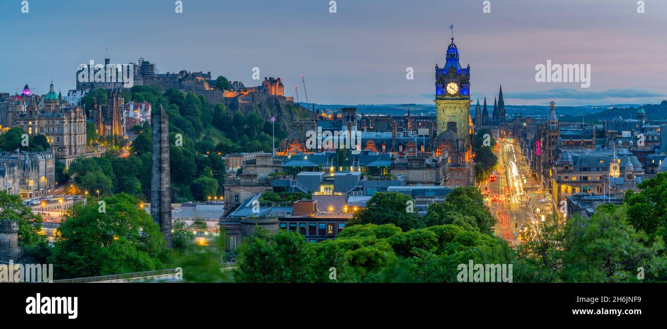 Vista del Castello di Edimburgo, del Balmoral Hotel e di Princes Street da Calton Hill al tramonto, sito patrimonio dell'umanità dell'UNESCO, Edimburgo, Lothian, Scozia Foto Stock