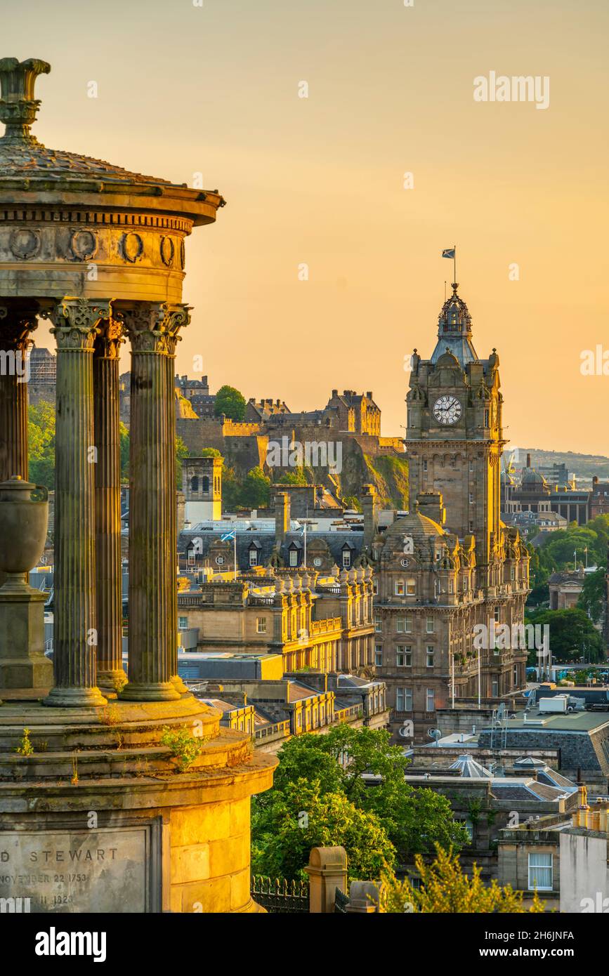 Vista del Castello di Edimburgo, del Balmoral Hotel e del monumento di Dugald Stewart da Calton Hill all'ora d'oro, USA, Edimburgo, Lothian, Scozia Foto Stock
