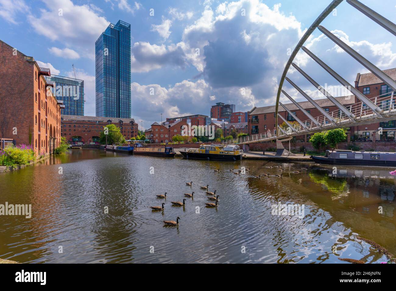 Vista delle barche del canale e dello skyline contemporaneo da Castlefield, Castlefield Canal, Manchester, Inghilterra, Regno Unito, Europa Foto Stock