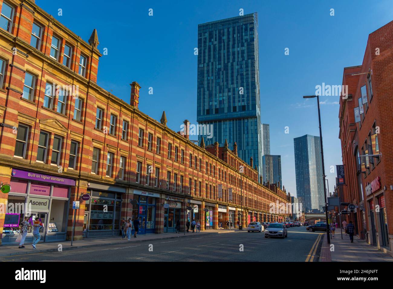 Vista di 301 Deansgate e architettura tradizionale a Deansgate, Manchester, Inghilterra, Regno Unito, Europa Foto Stock