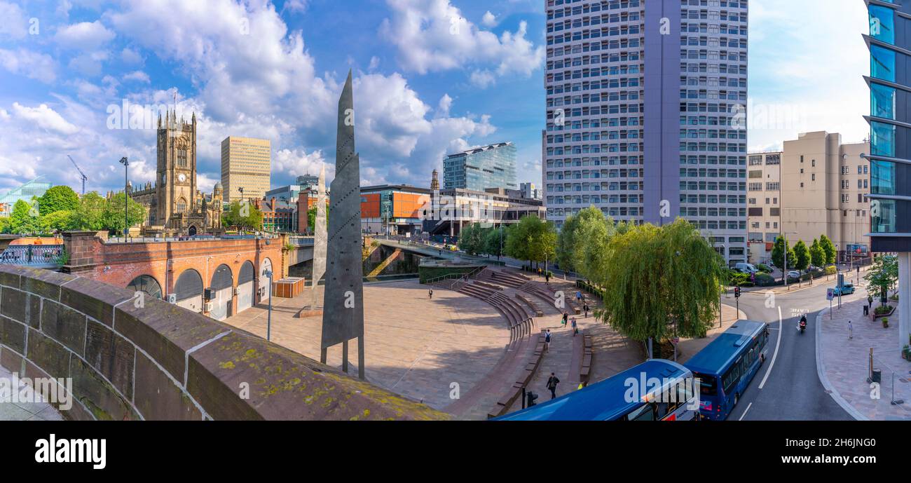 Vista della cattedrale di Manchester e dello skyline della città, Manchester, Lancashire, Inghilterra, Regno Unito, Europa Foto Stock