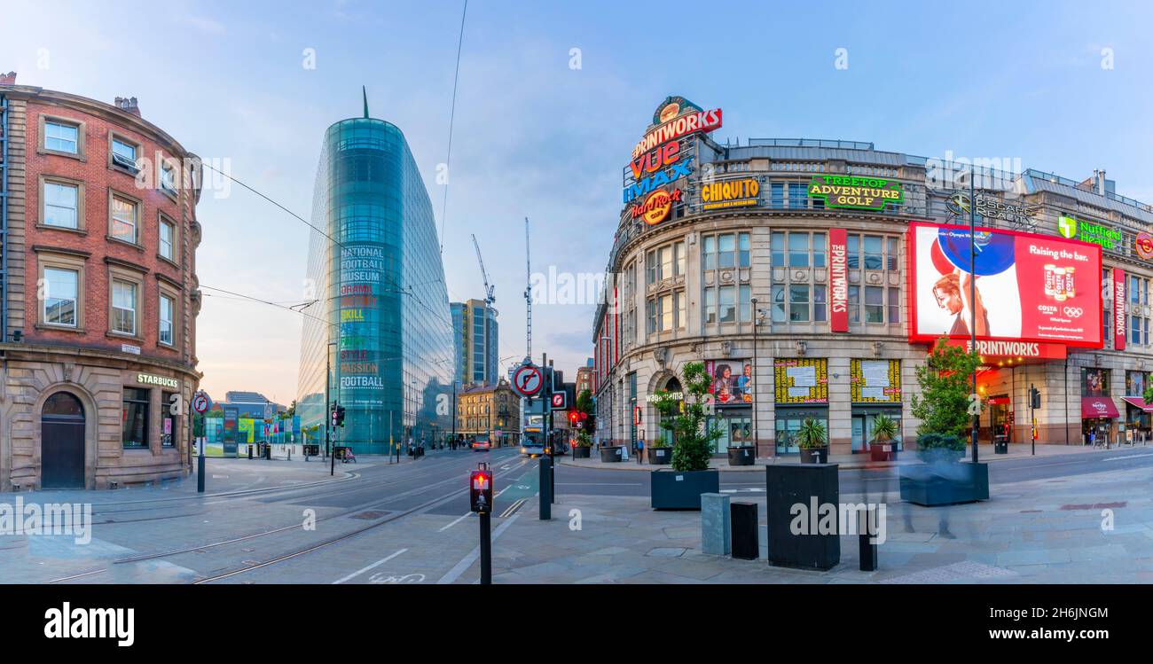 Vista della English Football Hall of Fame e della Print Works su Corporation Street, Manchester, Lancashire, Inghilterra, Regno Unito, Europa Foto Stock
