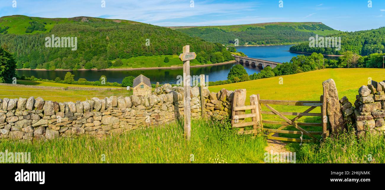 Vista del lago artificiale di Ladybower e delle pareti in pietra asciutta, con il Bambford Edge visibile in lontananza, il Peak District National Park, Derbyshire, Inghilterra Foto Stock