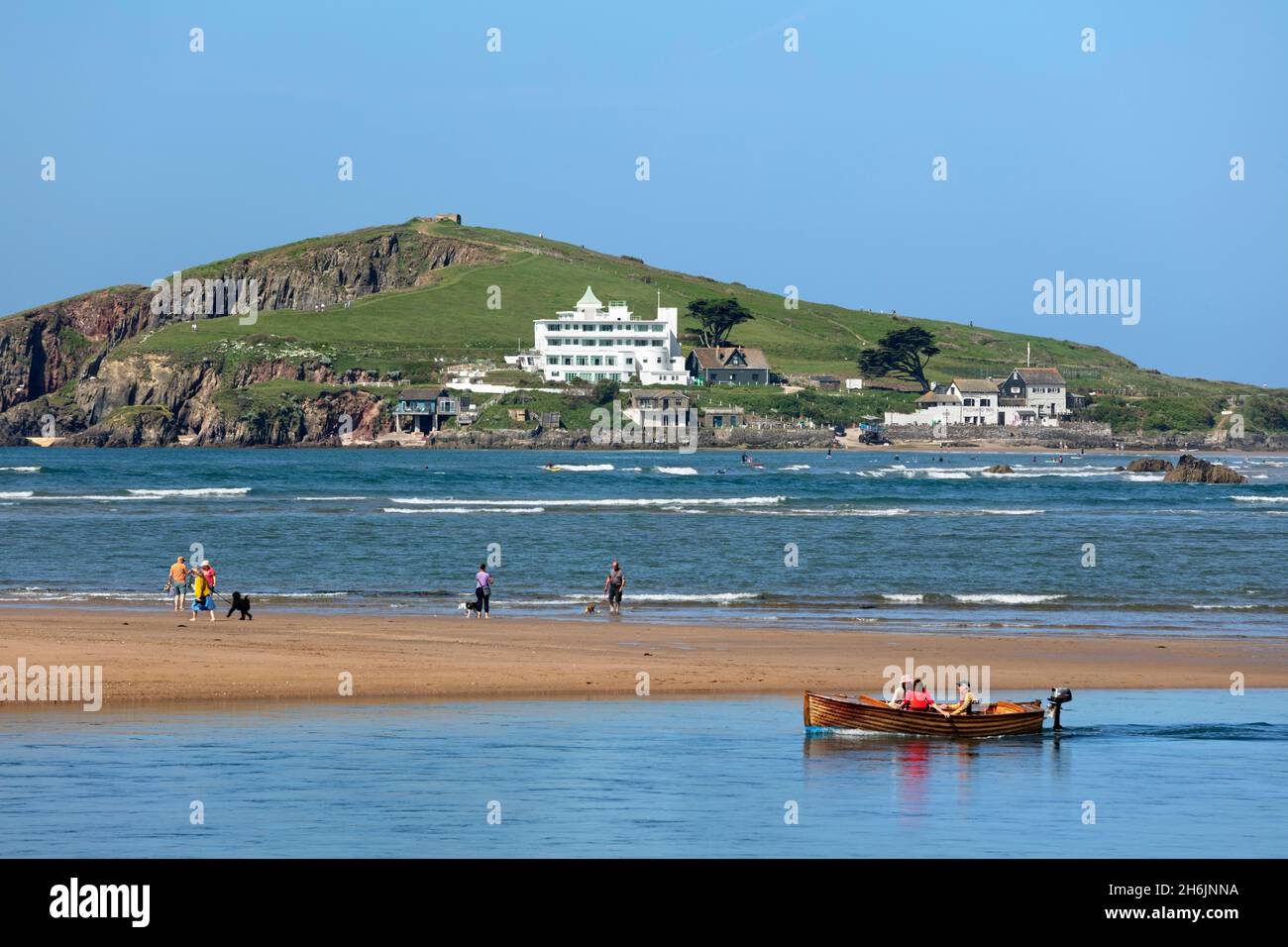 L'isola di Burgh e l'hotel si affacciano sulla spiaggia di Bantham Sand con la bassa marea, Bigbury-on-Sea, il distretto di South Hams, Devon, Inghilterra, Regno Unito, Europa Foto Stock