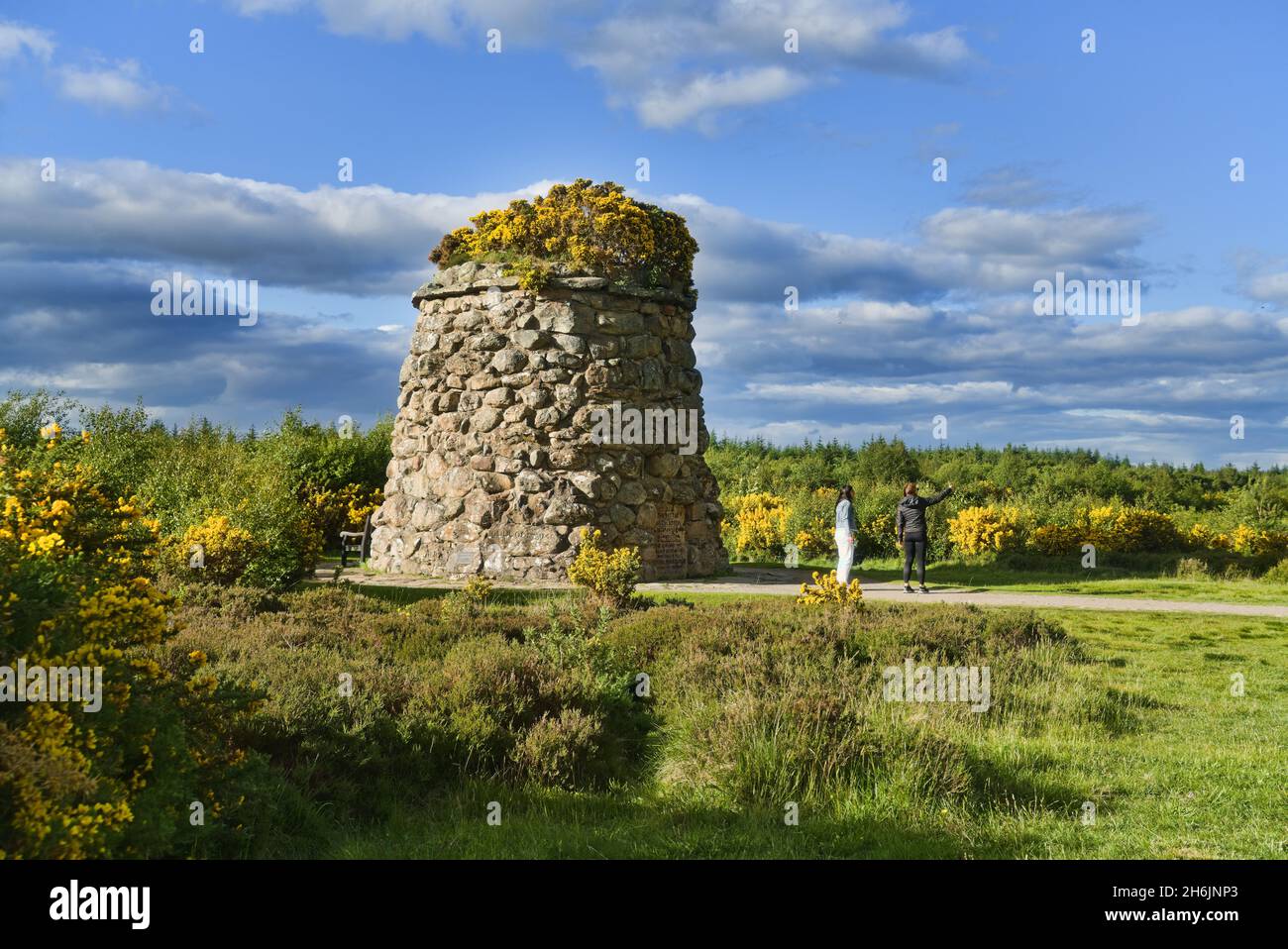 Campo di battaglia di Culloden, Cairn, visitatori al monumento cairn, buio sera luce, Bright Gorse, Inverness, Highland, Scozia, Regno Unito Foto Stock