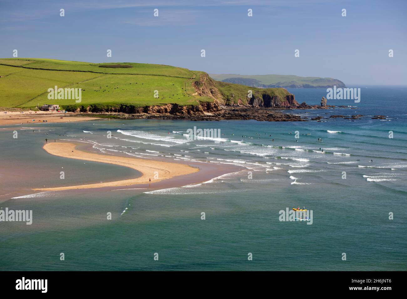 Bantham Sand Beach e Long Stone da Bigbury-on-Sea con Bolt Tail in Distance, Bigbury-on-Sea, South Hams, Devon, Inghilterra, Regno Unito, Europa Foto Stock