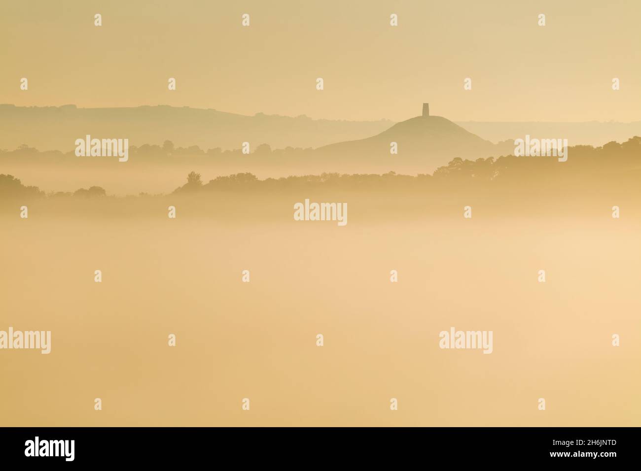 Glastonbury Tor e le colline circostanti che si innalzano al di sopra della nebbia mattutina, Glastonbury, Somerset, Inghilterra, Regno Unito, Europa Foto Stock