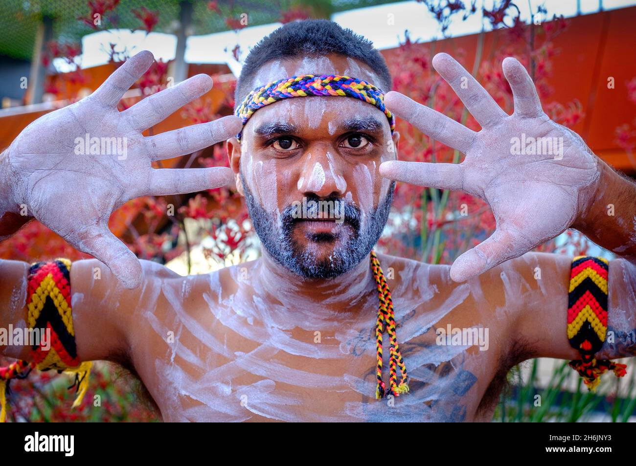 Ritratto, i ballerini aborigeni Noongar eseguono canzoni che mostrano la loro cultura in Yagan Square, Perth City, Western Australia, Australia, Pacifico Foto Stock